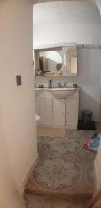 uma casa de banho com um lavatório e um espelho em Anthony em Agde