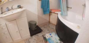 La salle de bains est pourvue d'un lavabo, d'une baignoire et de toilettes. dans l'établissement Anthony, à Agde