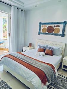 モンバサにあるMarijani Sea Views Beach Front Apartmentの大きなベッドと窓のある寝室 +20枚の写真