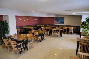 - un restaurant avec des tables et des chaises dans une salle dans l'établissement Atlas Otel, à Erzurum
