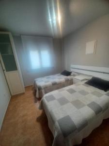 1 dormitorio con 2 camas en una habitación en Aranaz bardenas, en Cadreita
