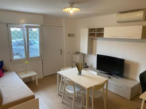 a small living room with a table and a tv at MMBook Appartamento In Villa in Parabiago