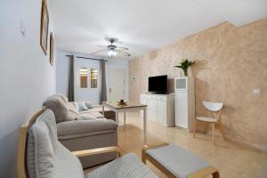 a living room with a couch and a table at Apartamento Bajamar in Sanlúcar de Barrameda