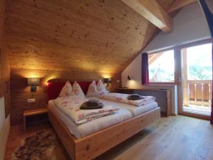 1 dormitorio con 1 cama en una habitación con techos de madera en Chalet Tauplitz en Bad Mitterndorf
