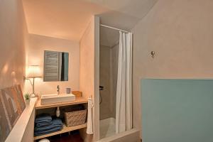 W łazience znajduje się umywalka i prysznic. w obiekcie Le Luminux - CENTRE-Ville d'AVIGNON - WIFI w Awinionie