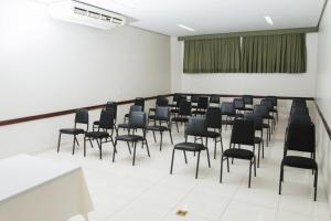 Cette chambre comprend un bouquet de chaises. dans l'établissement Carlton Plaza Hotel Uberlandia, à Uberlândia