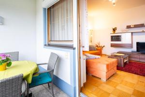 Habitación con mesa de comedor y sala de estar. en Ferienwohnung Matzelsdorferhof, en Millstatt