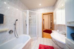 Un baño de Ferienwohnung Matzelsdorferhof 17 fotos más