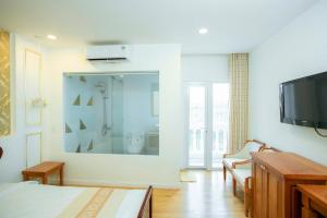 a bedroom with a large mirror and a tv at khách sạn Quốc Tế in Cà Mau