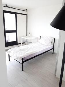 Säng eller sängar i ett rum på Appartement 4 chambres à 7 min des Champs-Elysées