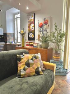 a living room with a couch and some plants at Casa di Lo in Ciampino