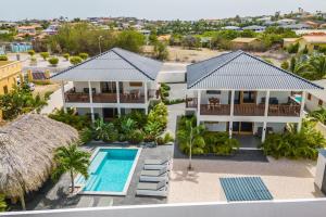 威廉斯塔德N-Joy Residence Curaçao - Appartement 3的带游泳池的房子的鸟瞰图