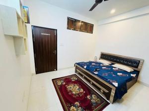 ein Schlafzimmer mit einem Bett in einem Zimmer mit einer Tür in der Unterkunft Raj Homestay Kashi in Varanasi