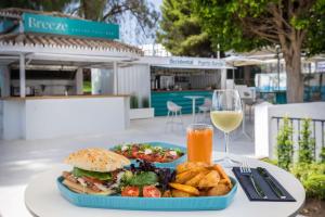 une assiette de nourriture avec un sandwich et un verre de vin dans l'établissement Occidental Puerto Banús, à Marbella