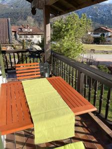 eine Holzbank auf einem Balkon mit Aussicht in der Unterkunft Ferienwohnung Rebensburg in Point