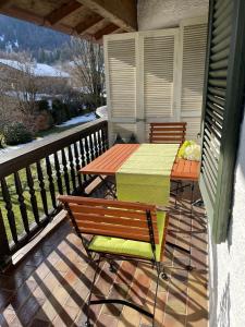 eine Terrasse mit einem Tisch und Stühlen auf dem Balkon in der Unterkunft Ferienwohnung Rebensburg in Point