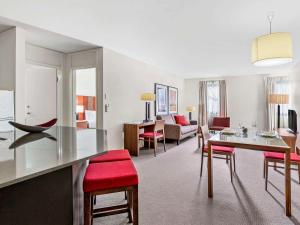 Habitación con sala de estar y comedor. en Mantra on Hay Perth, en Perth