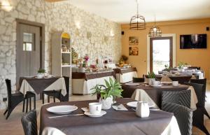 un restaurante con mesas y sillas en una habitación en Artemisia Resort, en Puntarazzi