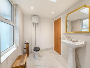 łazienka z umywalką i toaletą w obiekcie The Procession w mieście Berwick-upon-Tweed