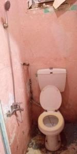 ein schmutziges Bad mit WC in einem Zimmer in der Unterkunft الشاكر للايجار in al-Minya