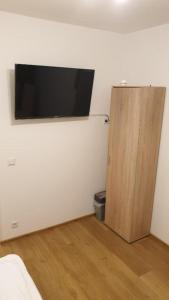 TV a/nebo společenská místnost v ubytování Pension Seevetal + 16 fotografií