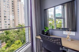 Pokój z biurkiem i dużym oknem w obiekcie The Capital On The Park Luxury Stay w mieście Johannesburg
