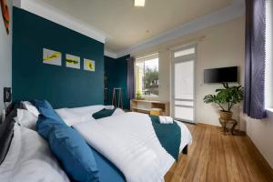 大叻的住宿－Century House，蓝色和白色的卧室设有一张大床