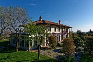 a large house with a gate in a yard at Villa Amagioia by Palazzo di Varignana in Varignana