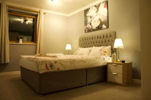 a bedroom with a bed and a window at Meridian Stays Canary Wharf Close to Excel and O2 in London