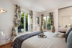- une chambre avec un lit et 2 fenêtres dans l'établissement 5 salles de bain • Château de Versailles à pied, à Le Chesnay
