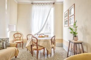 d'une salle à manger avec une table et une fenêtre. dans l'établissement Casa delle Rose - Together in Tuscany, à Cortone