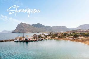 - une vue aérienne sur un port avec des bateaux dans l'eau dans l'établissement Leonardo Kolymbia Resort Rhodes, à Kolimbia