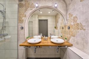 Baño con 2 lavabos y espejo en Luxury 2 Bedroom Apartment - Private Garden, en Sofía