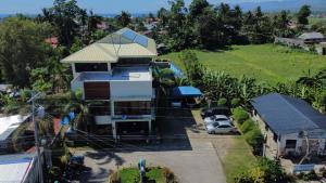 una vista aérea de una casa con aparcamiento en Argao Seabreeze Hotel powered by Cocotel, en Argao