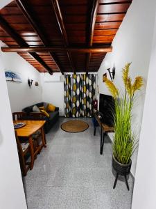 - un salon avec un canapé et une table dans l'établissement É um Descanso, à Campinho
