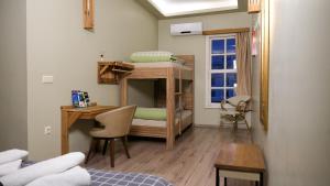 Cette petite chambre comprend des lits superposés et un bureau. dans l'établissement Second Home Suites, à Istanbul