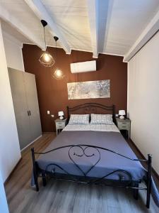 1 dormitorio con 1 cama grande en una habitación en Stanze Borgo Antico, en Montenero di Bisaccia