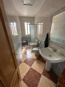 uma casa de banho com 2 WC, um lavatório e um espelho. em Moto Vila Groot em Tabernas
