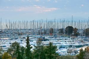 Un montón de barcos atracados en un puerto en Marina Alimos Hotel Apartments, en Atenas