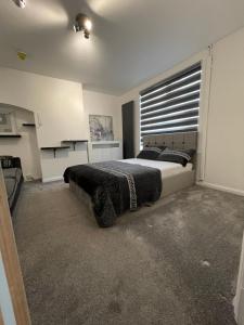 En eller flere senge i et værelse på UPPAMOST London luxury home 2
