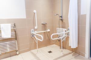 een badkamer met een douche en een douchegordijn bij Caladh Inn in Stornoway