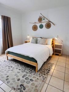 1 dormitorio con 1 cama con reloj en la pared en 'Your Place on Davidson', en Mount Isa