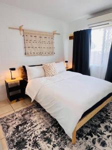 Una cama o camas en una habitación de 'Your Place on Davidson'