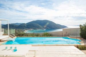 Bazen u ili blizu objekta Villa Vasiliki Sea View