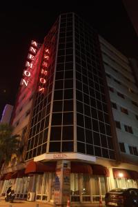 イズミールにあるアネモン ホテル イズミールのホテルの看板が書かれた高層ビル