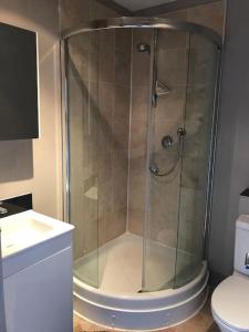 Ένα μπάνιο στο Luxury Central Tunbridge Wells with free parking