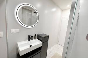 Un baño de Elegant And Cozy 2kk Apartment