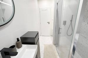 Un baño de Elegant And Cozy 2kk Apartment