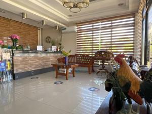 una habitación con un restaurante con un pollo parado en él en Argao Seabreeze Hotel powered by Cocotel, en Argao
