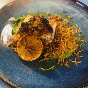 un plato azul de comida con fideos y verduras en The Osborne Hotel, en Torquay